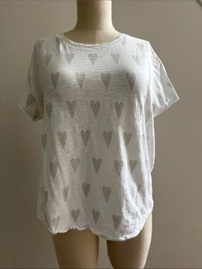 Lisa Todd White Short Sleeve Tee Gray Heart Print Medium Super Cute 🩶